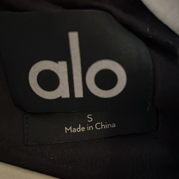 Cropped ALO velvety puffer coat - Picture 4 of 4